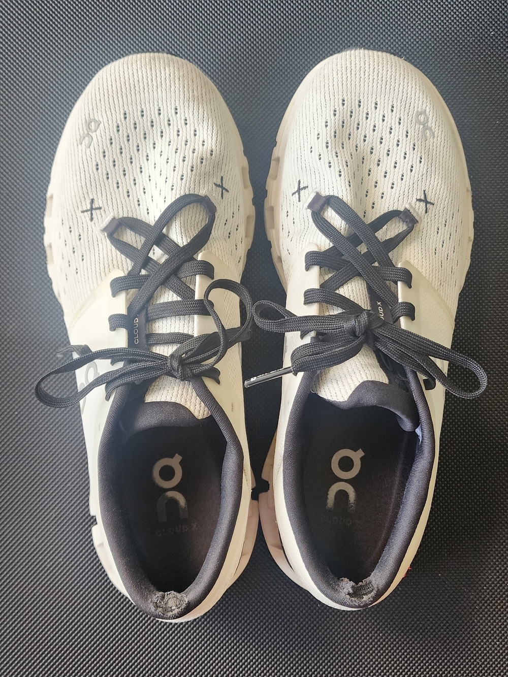 On Running Womend White and Black Cloud Sneakers